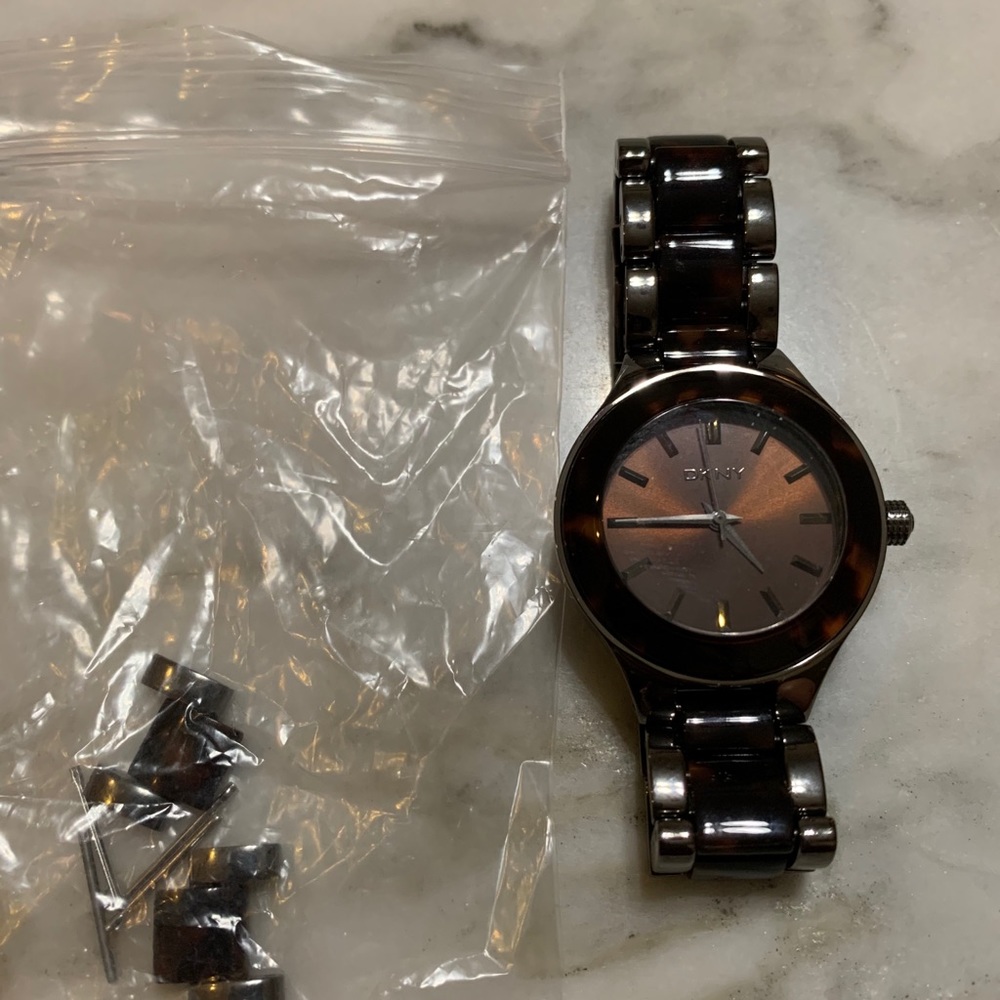 I’m selling Dkny watch
